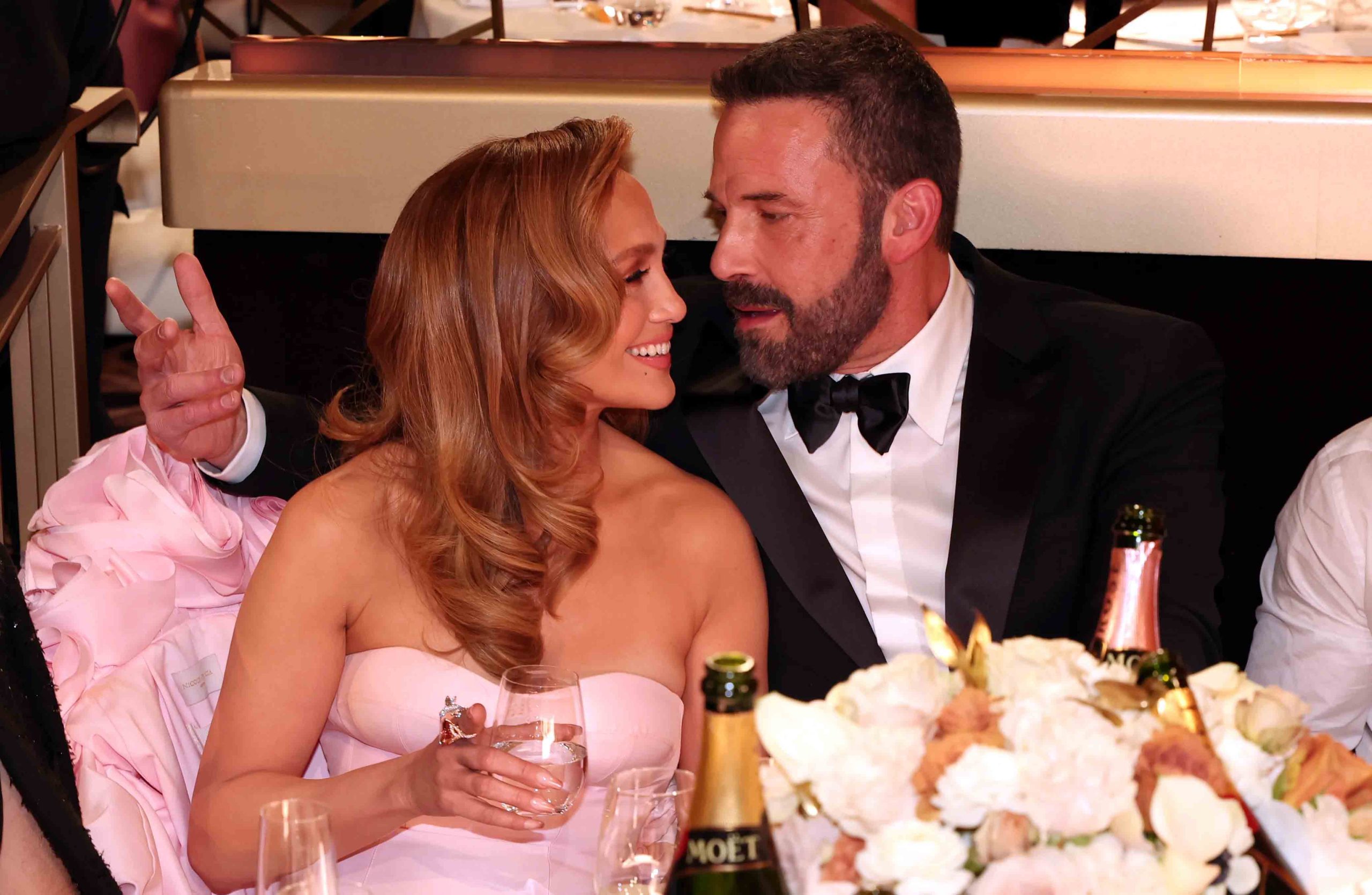 Unveiling the Hidden Meaning Behind Ben Affleck and Jennifer Lopez’s Gestures at the Golden Globes Red Carpet