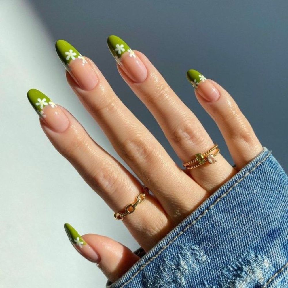 Daisy Acrylic Nail Designs for Women for a Chic Look