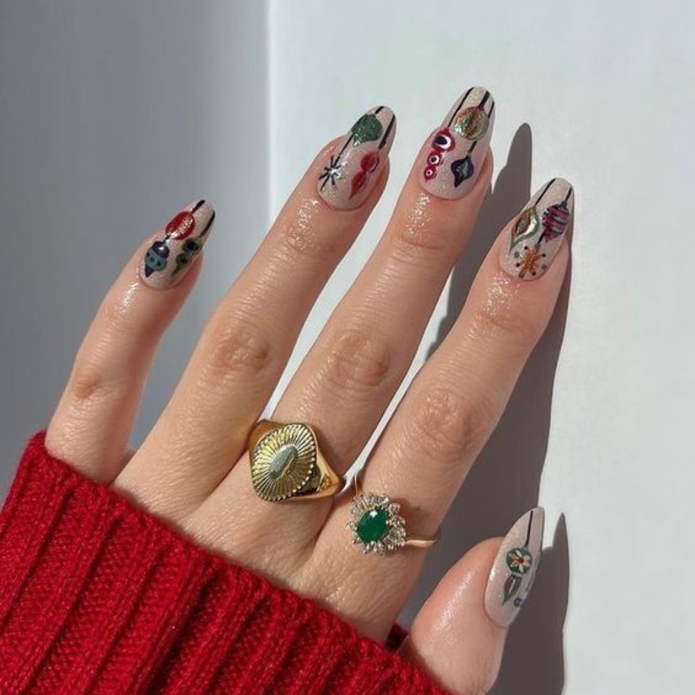 Holly Wreath Winter Nail Designs For Graceful Look