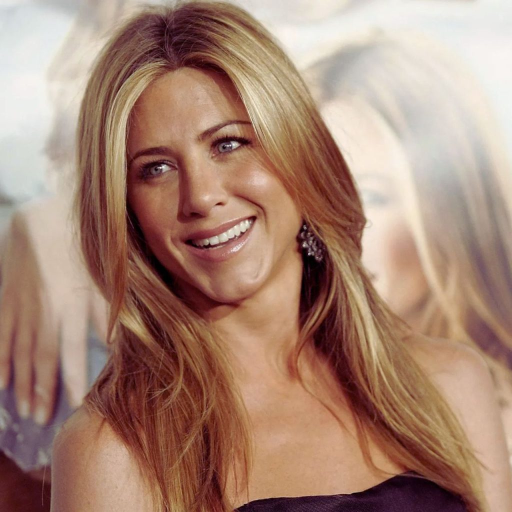 Jennifer Aniston Brown Mascara Look in Red Carpet Event