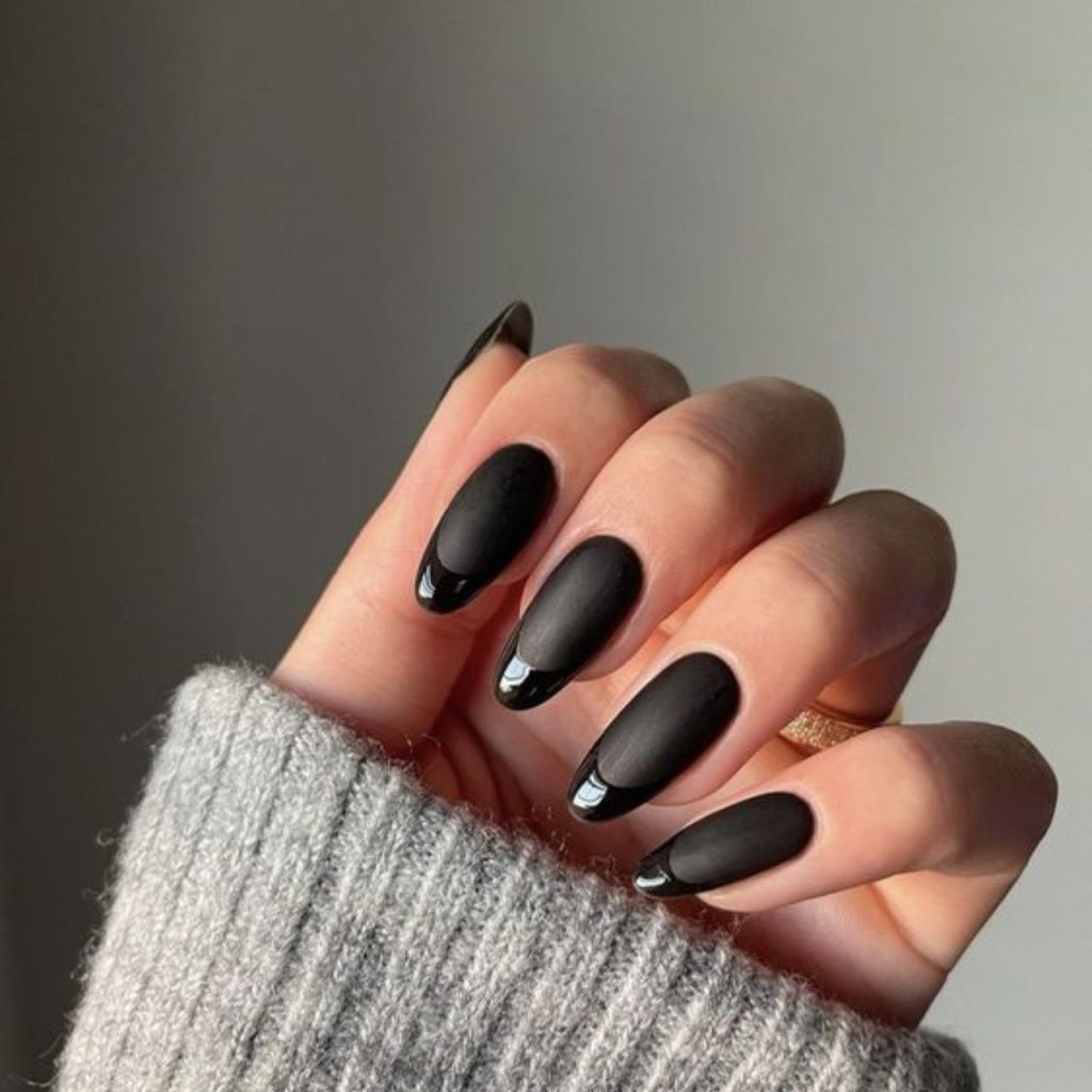 Simple Black Nail Designs for Dazzling look