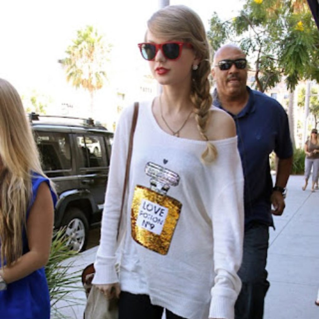 Taylor Swift No Makeup Look Shopping in Beverly Hills