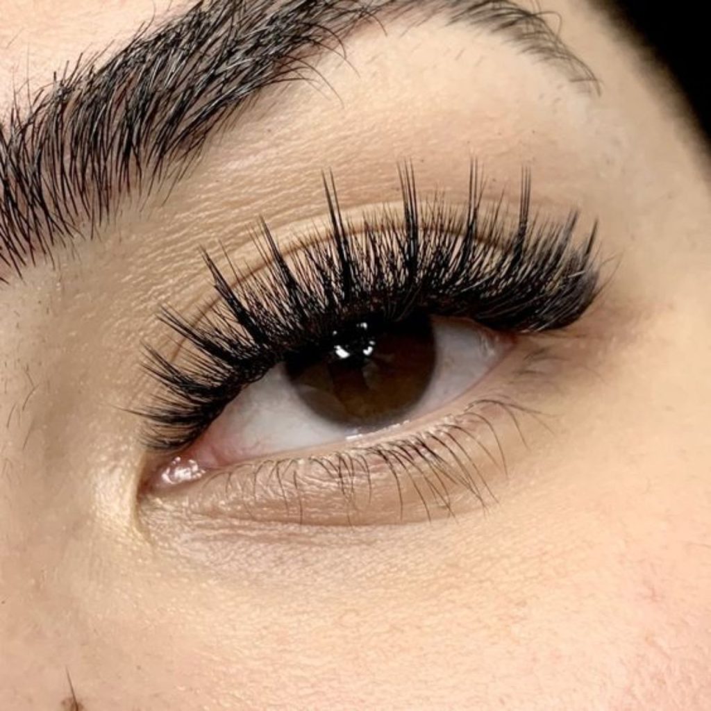 Hybrid Cat Eyelashes Extensions for Glam Look