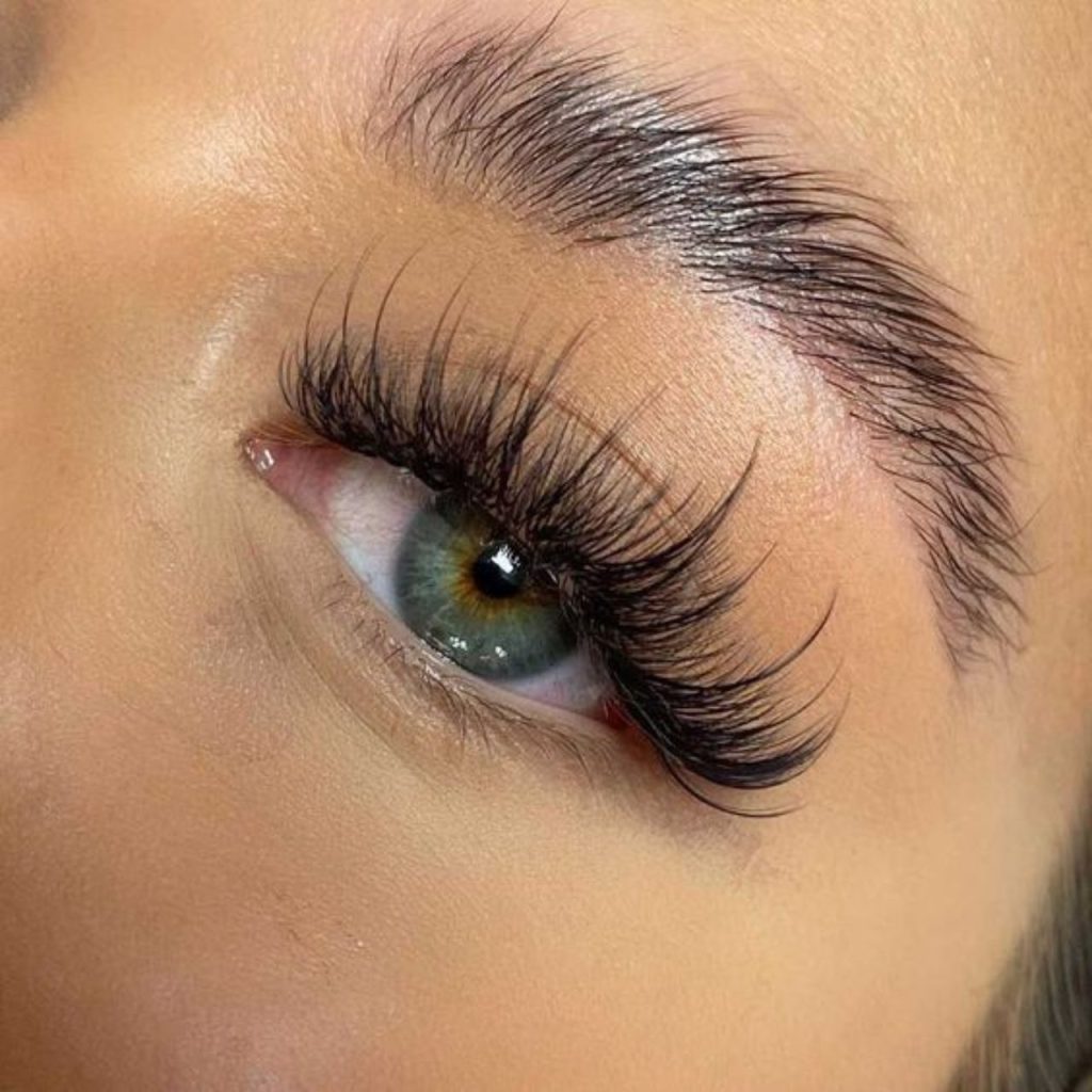 Volume Cat Eyelashes Extensions for Glam Look