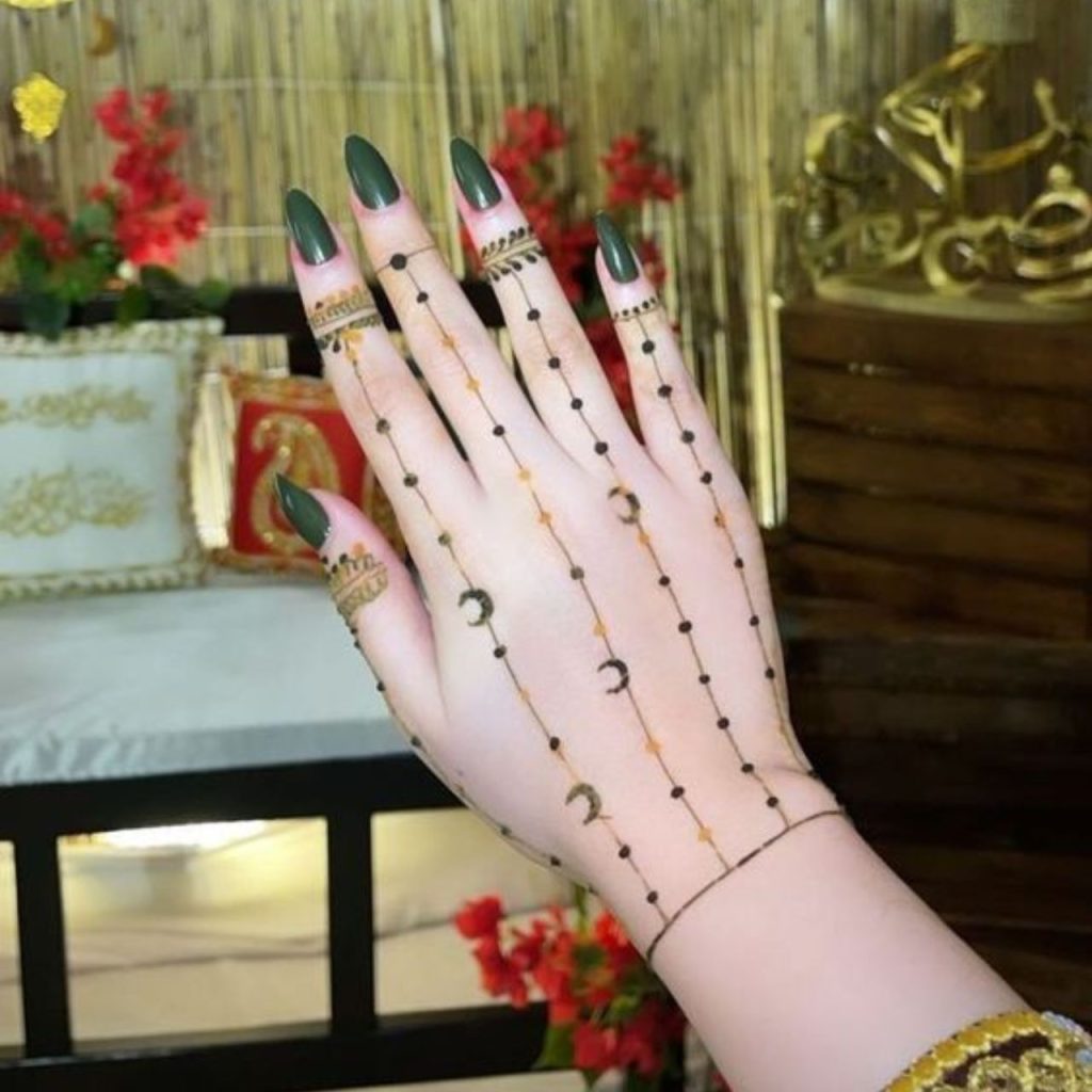Astral Astmmetric Chand Mehndi Design For This Eid