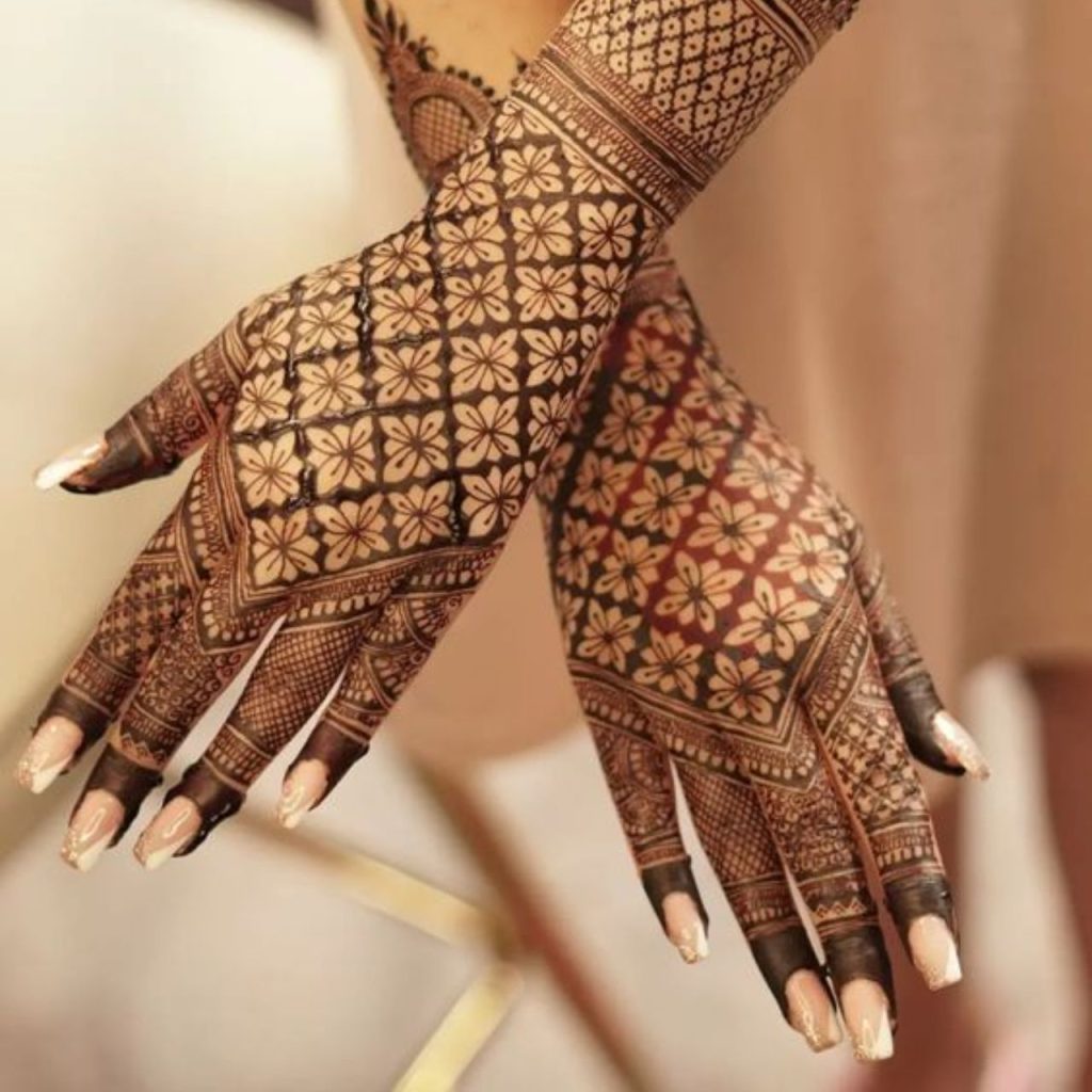 Bold Backhand Mehndi Designs for a Chic Look