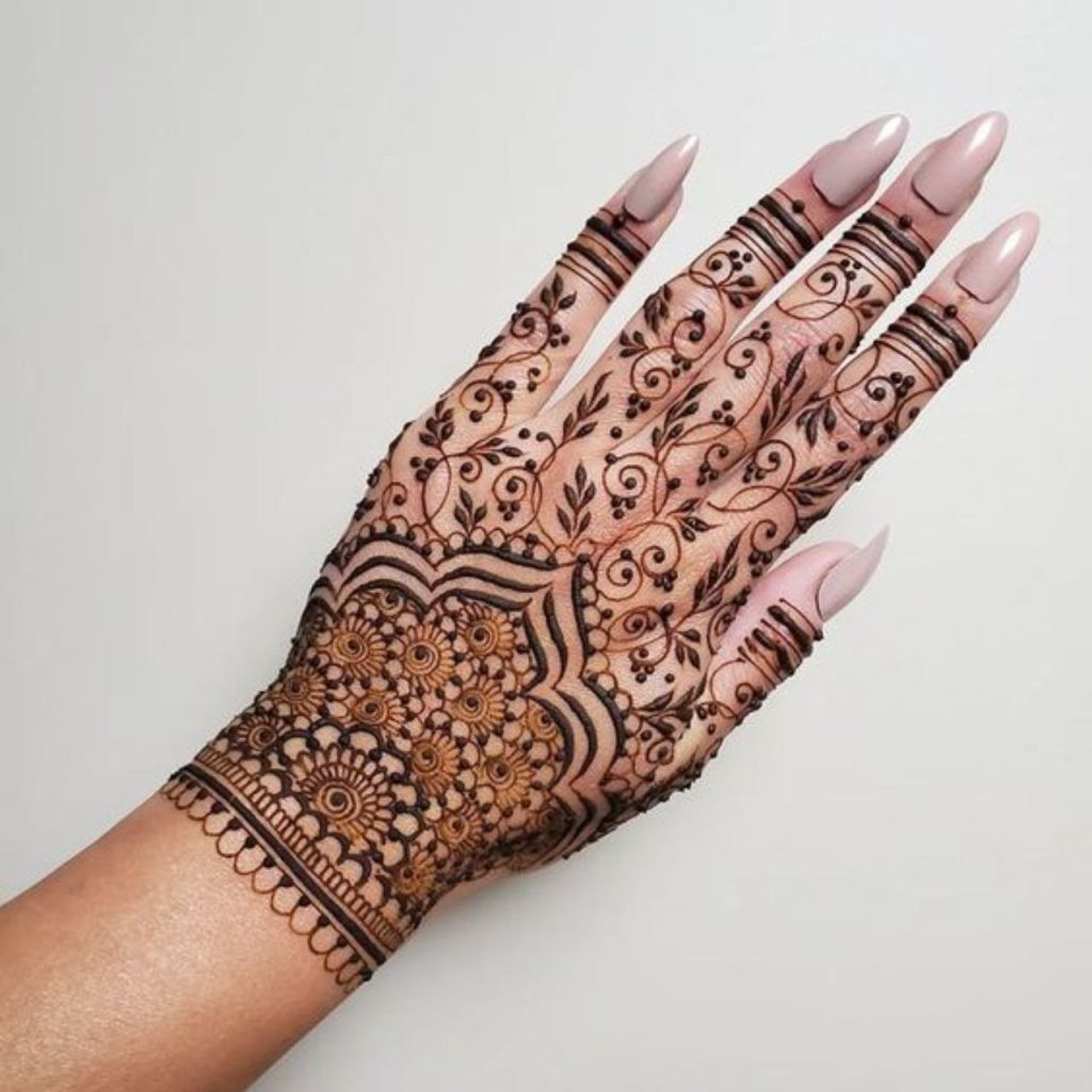 Columned Back Hand Mehndi Designs For Bridesmaids