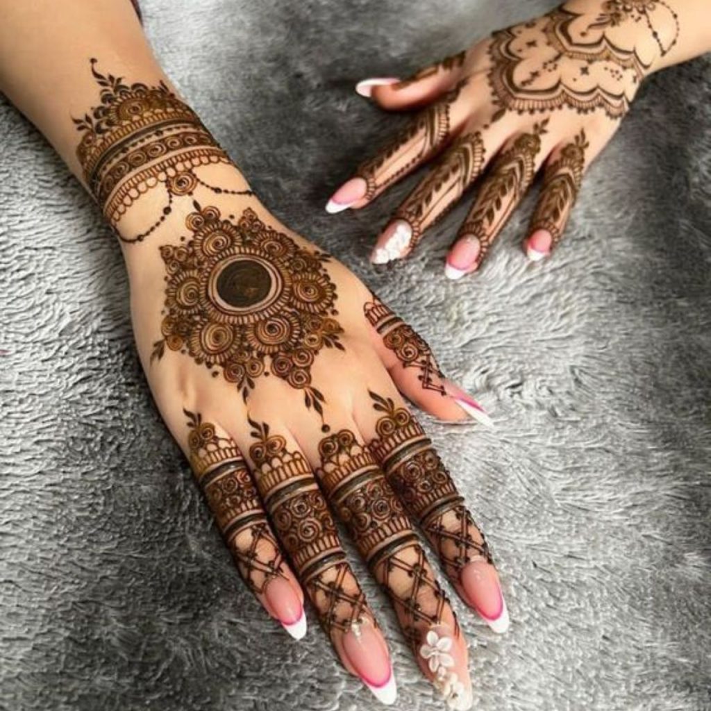 Cute Backhand Mehndi Designs for a Chic Look