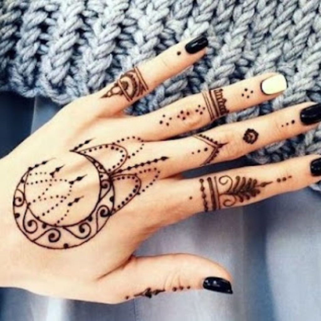 Dotted Swirl Chand Mehndi Design For This Eid