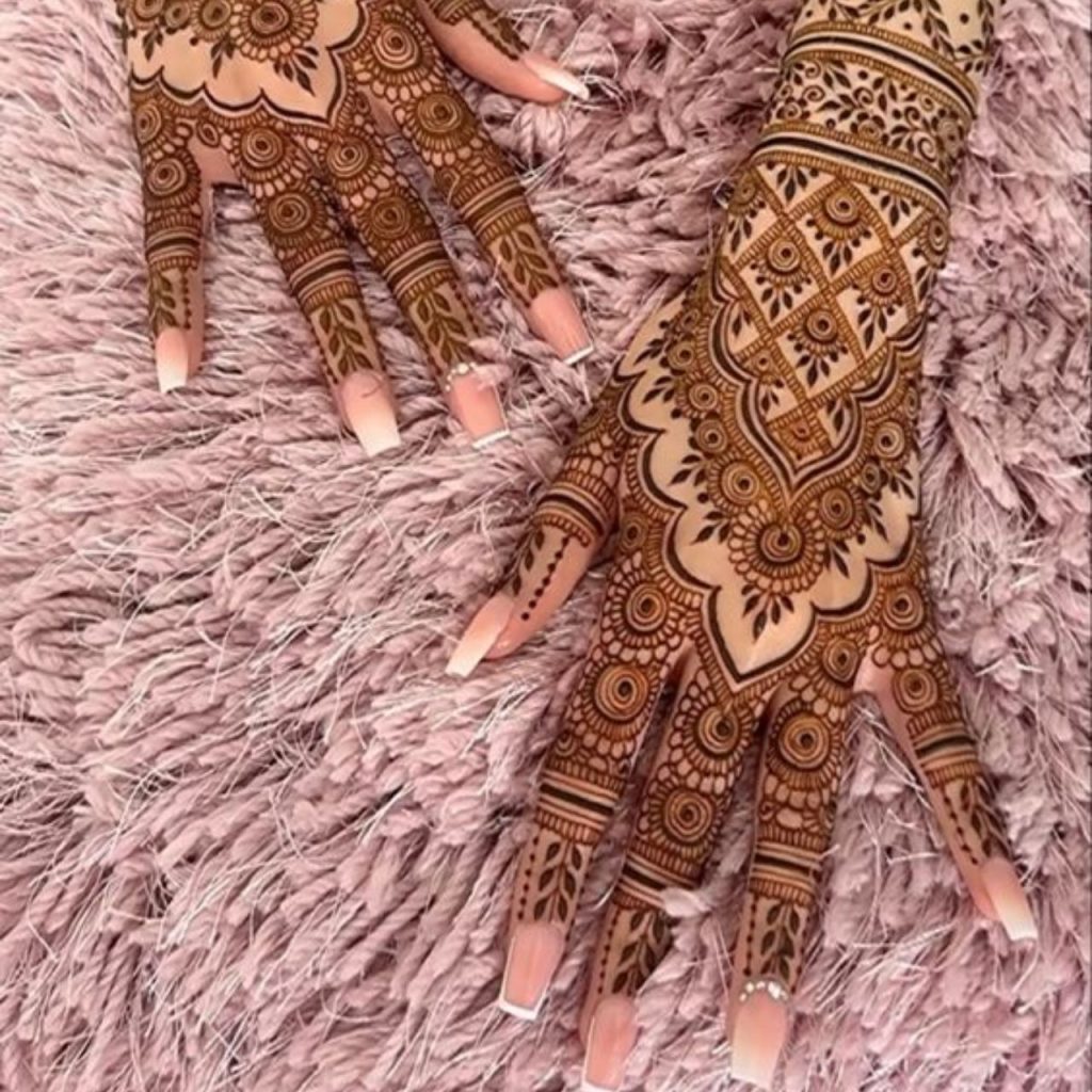 Glamourous Chand Mehndi Design For This Eid