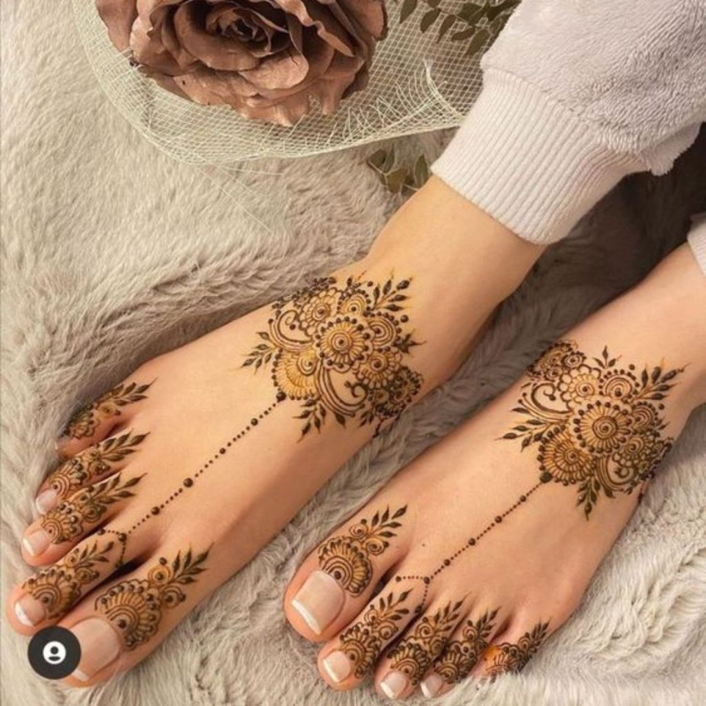 Half Foot Special Charming Mehndi Design For Eid