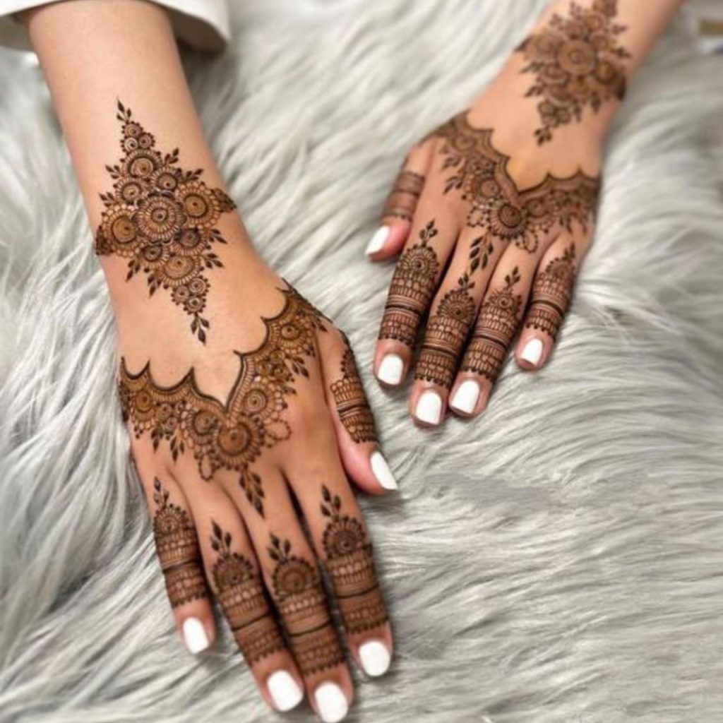 Mesmerizing Backhand Mehndi Designs for a Chic Look