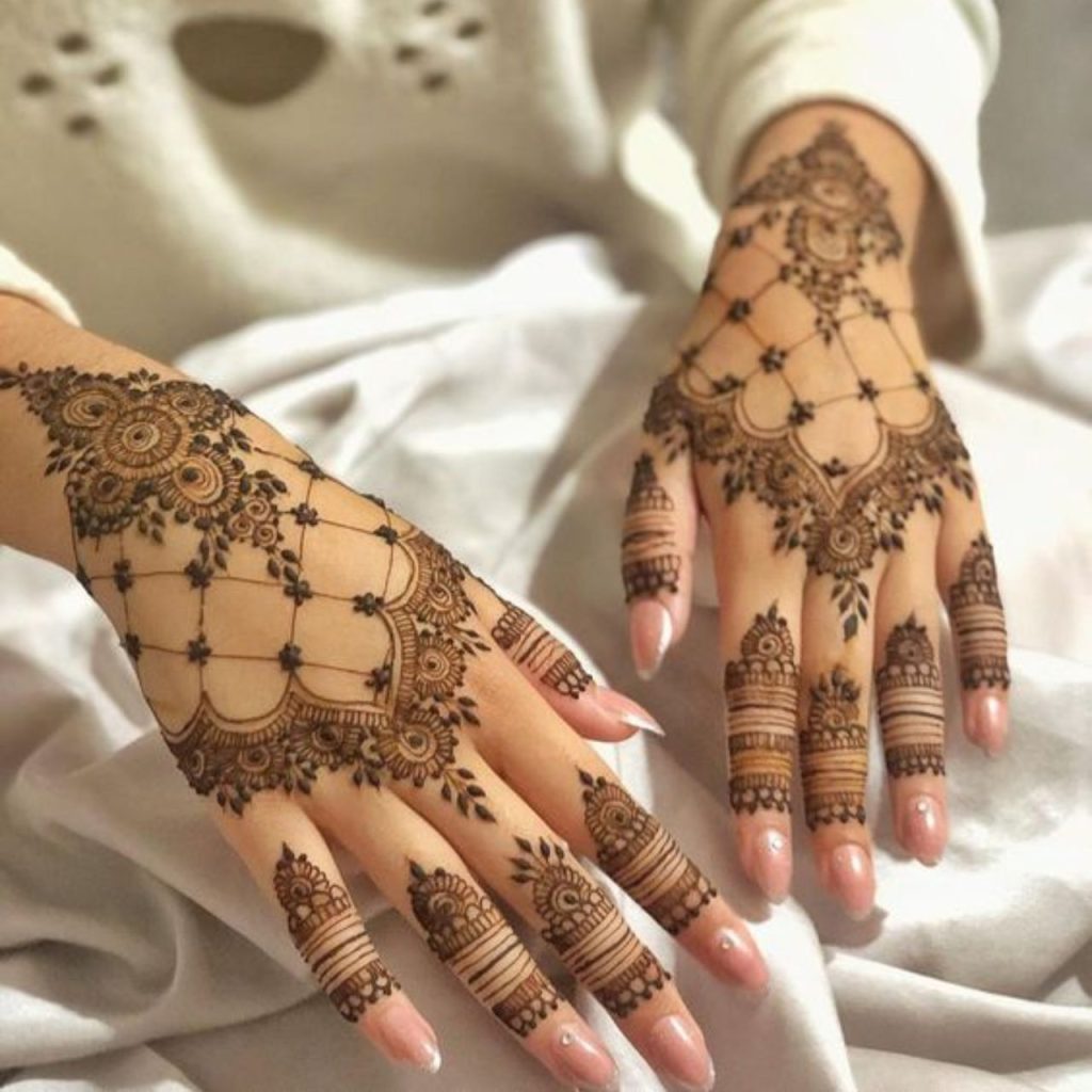 Net Beautiful Backhand Mehndi Designs for a Chic Look