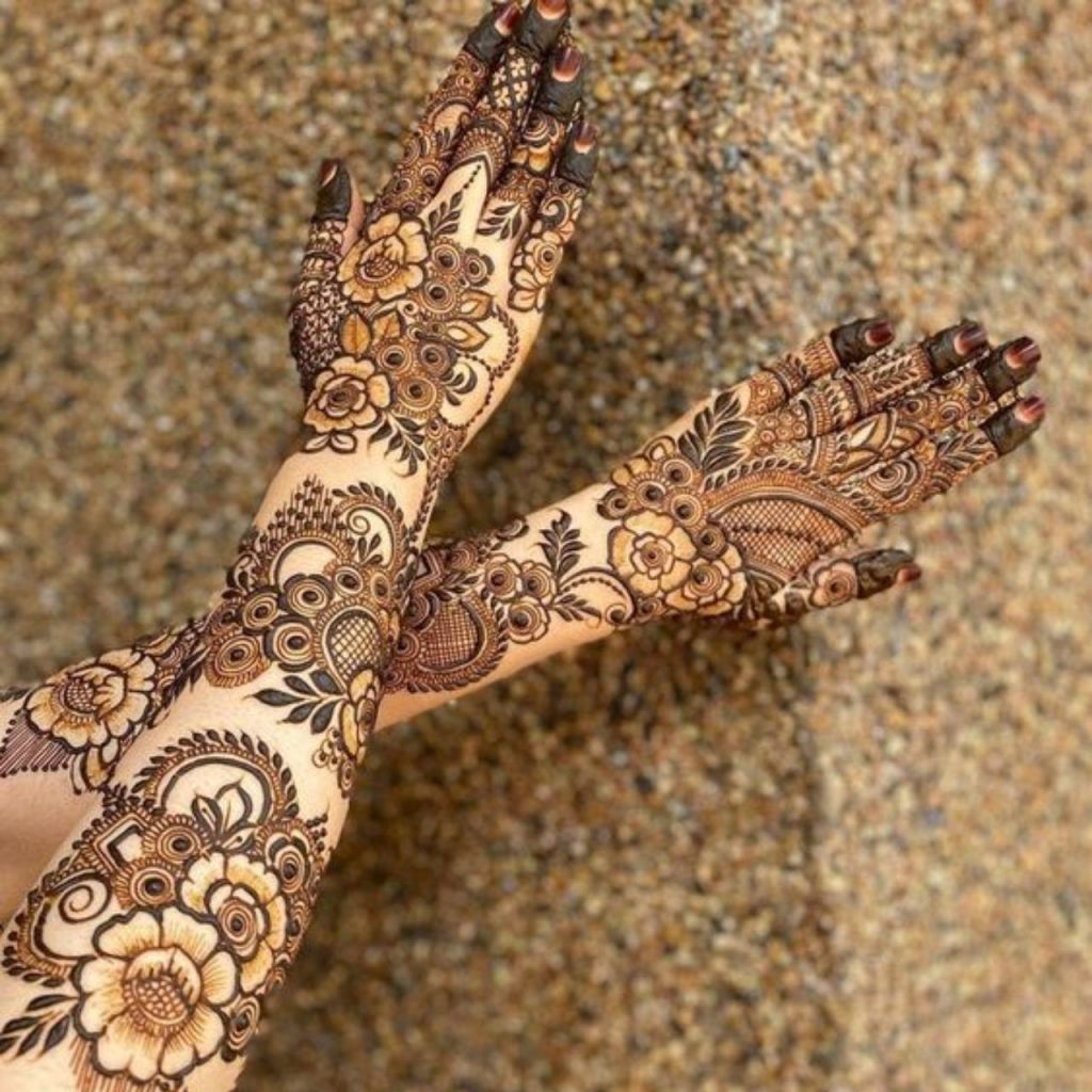 Pearl Back Hand Mehndi Designs For Bridesmaids