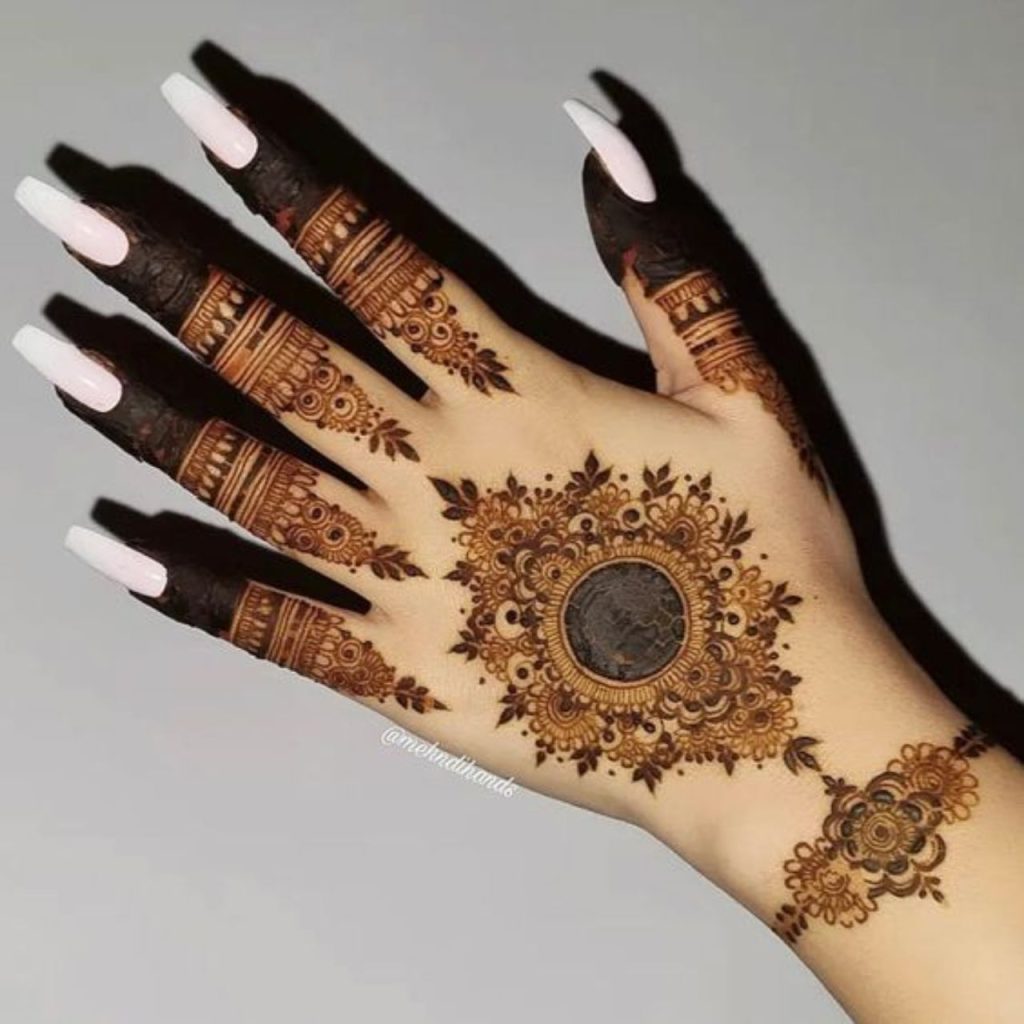 Radiant Eclipse Chand Mehndi Design For This Eid