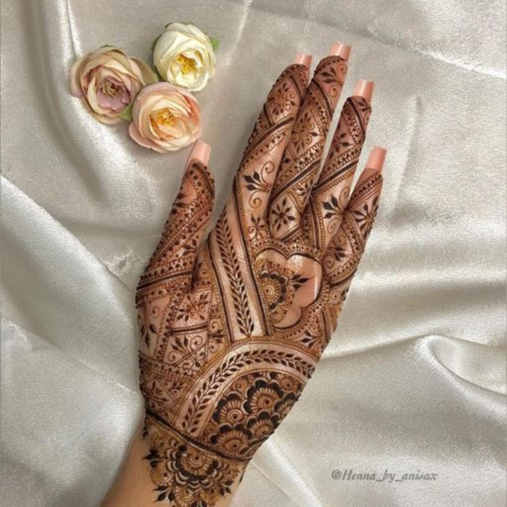 Shiny Floral Chand Mehndi Design For This Eid