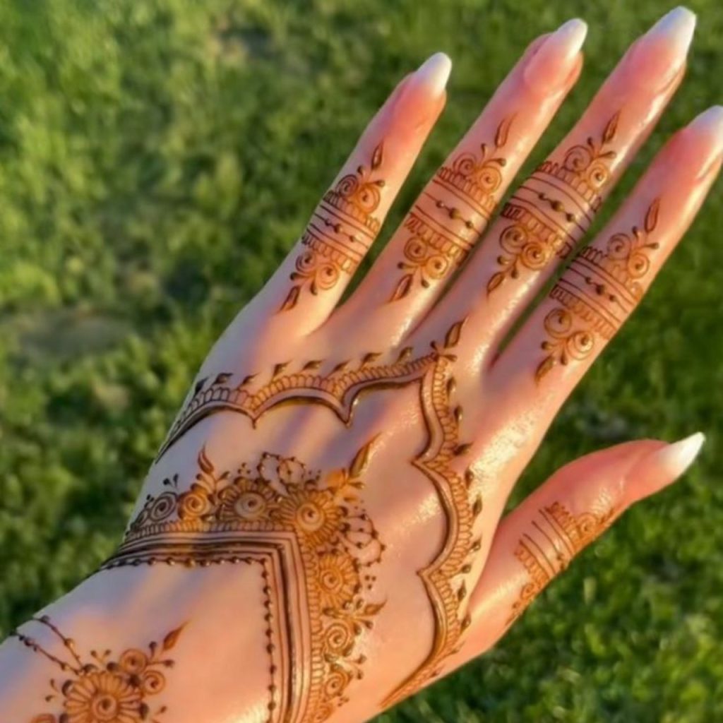 Simple Backhand Mehndi Designs for a Chic Look