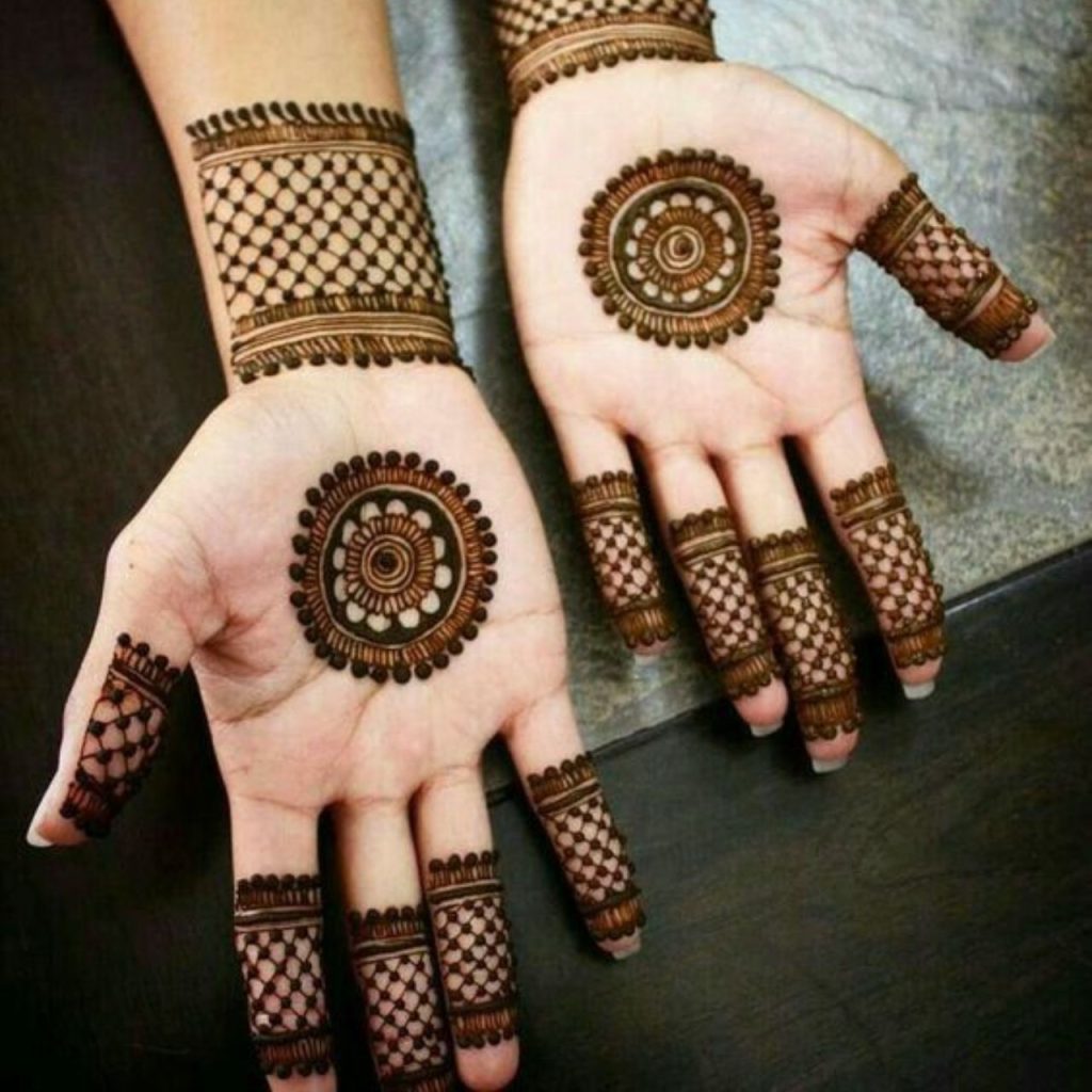 Traditional Chand Mehndi Design For This Eid