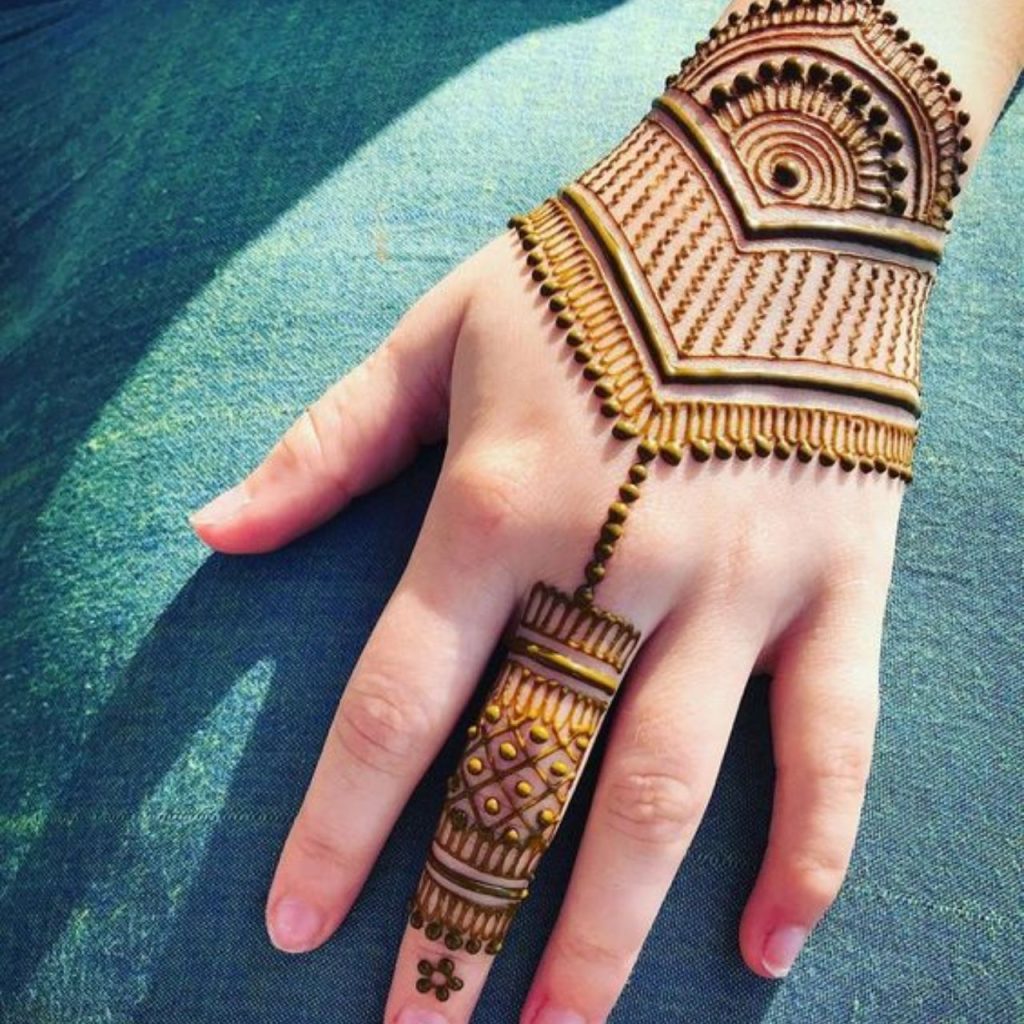 V- Shaped Pakistani Mehndi Design Back Hand   